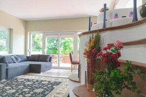 Basic Apartment | Living room