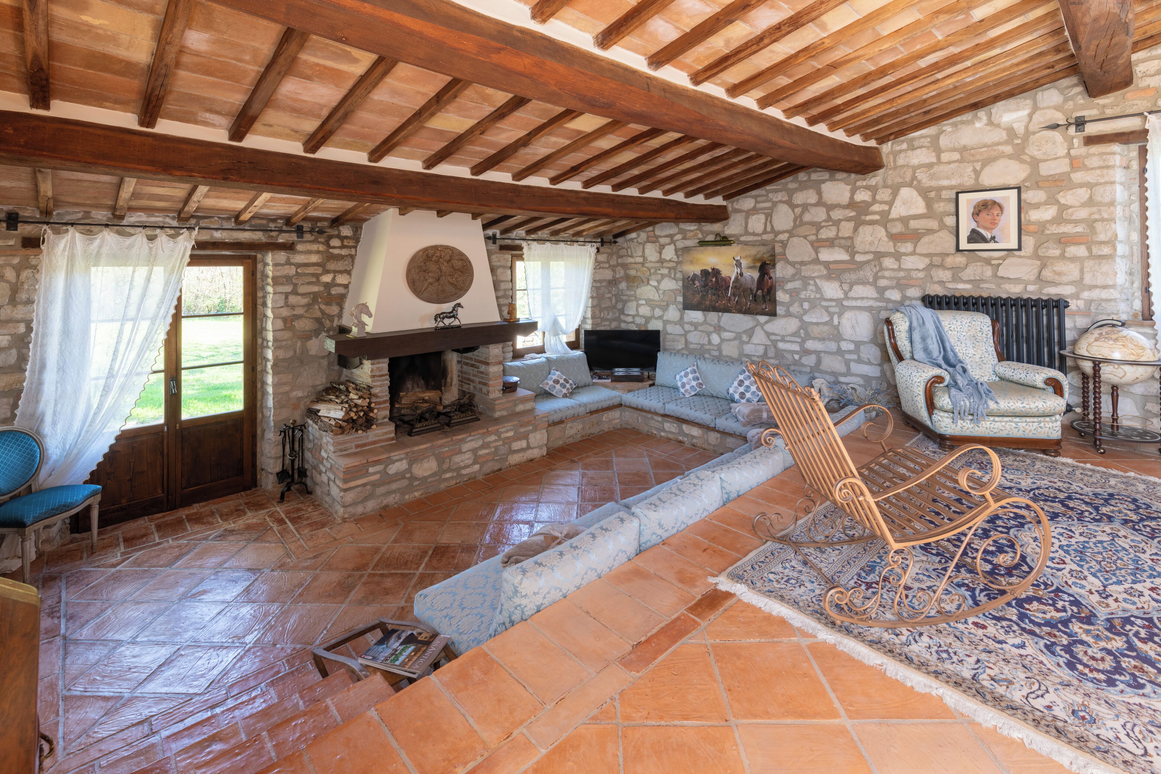Smart TV, fireplace