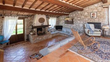 Smart TV, fireplace
