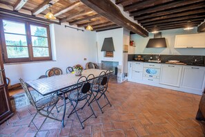 Dining - NEW - The Old Stone country paradise with pool, AC & breathtaking country views (Todi - PG)