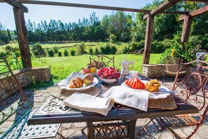 تناول الطعام بالخارج