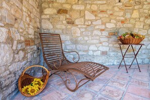 Terrace/patio - NEW - The Old Stone country paradise with pool, AC & breathtaking country views (Todi - PG)