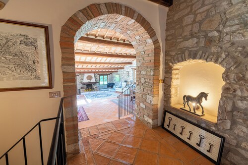 NEW - The Old Stone country paradise with pool, AC & breathtaking country views