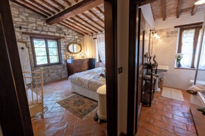 3 bedrooms, travel crib, free WiFi, bed sheets - NEW - The Old Stone country paradise with pool, AC & breathtaking country views (Todi - PG)