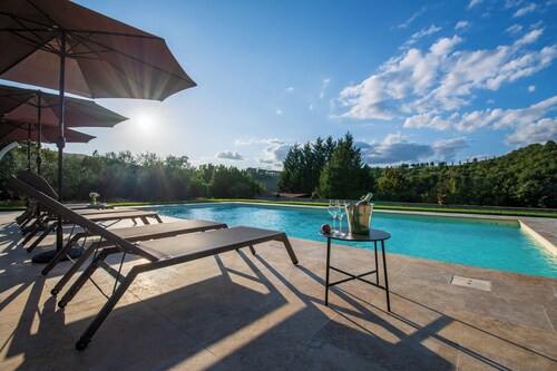 NEW - The Old Stone country paradise with pool, AC & breathtaking country views