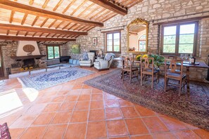 Dining - NEW - The Old Stone country paradise with pool, AC & breathtaking country views (Todi - PG)