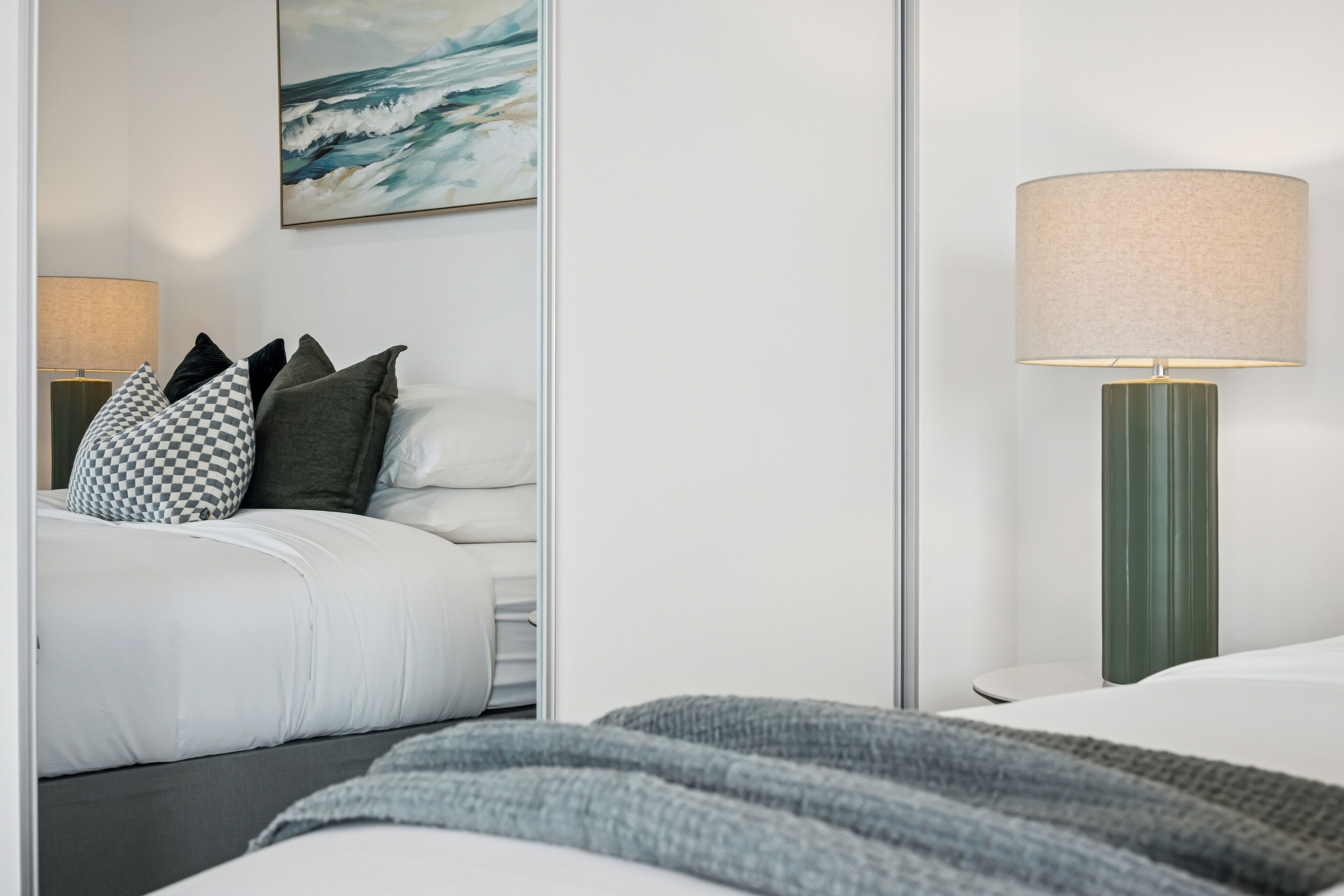 2 habitaciones, tabla de planchar con plancha y cuna de viaje 