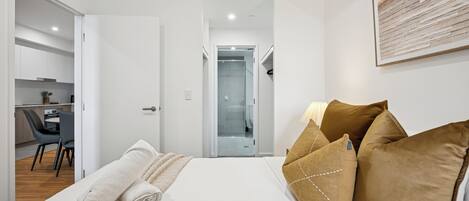 2 bedrooms, iron/ironing board, travel cot, Internet