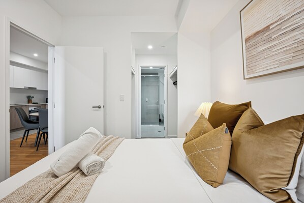 2 habitaciones, tabla de planchar con plancha, cuna de viaje y internet