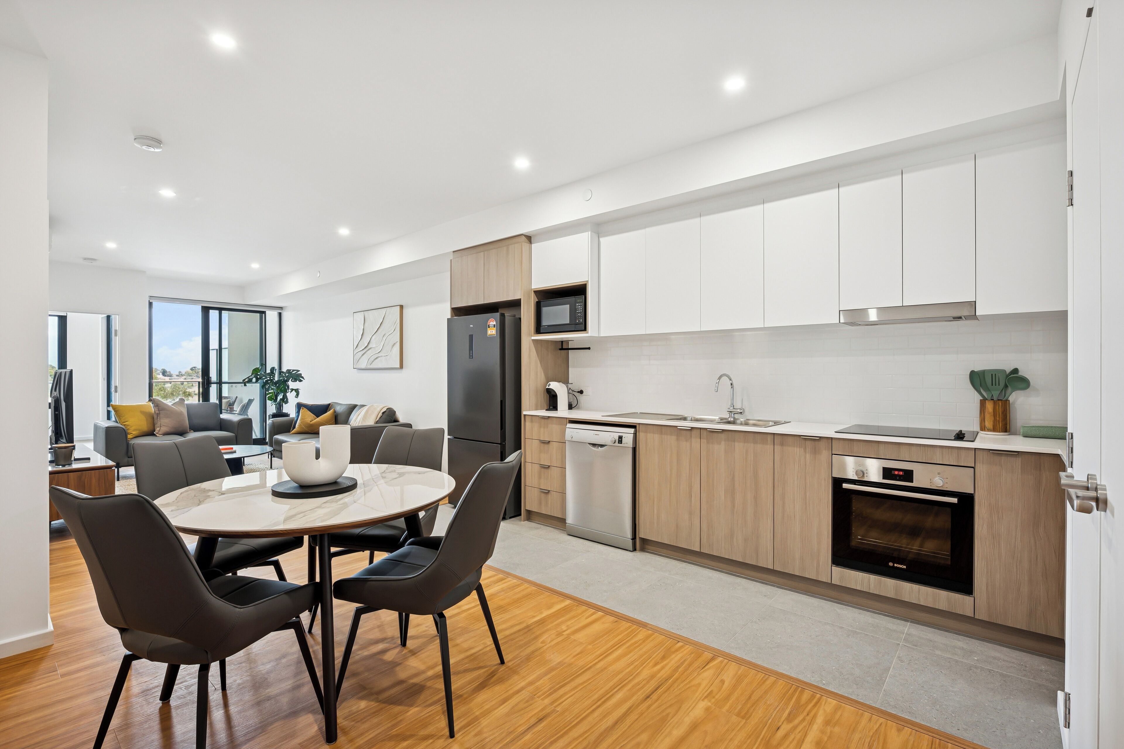 Kylskåp, mikrovågsugn, ugn och spishäll