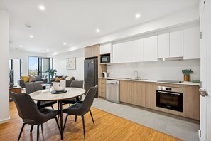 Fridge, microwave, oven, stovetop - Cannington Comfort – Beside Carousel & Curtin, featuring modern design and rooftop amenities. (Cannington)