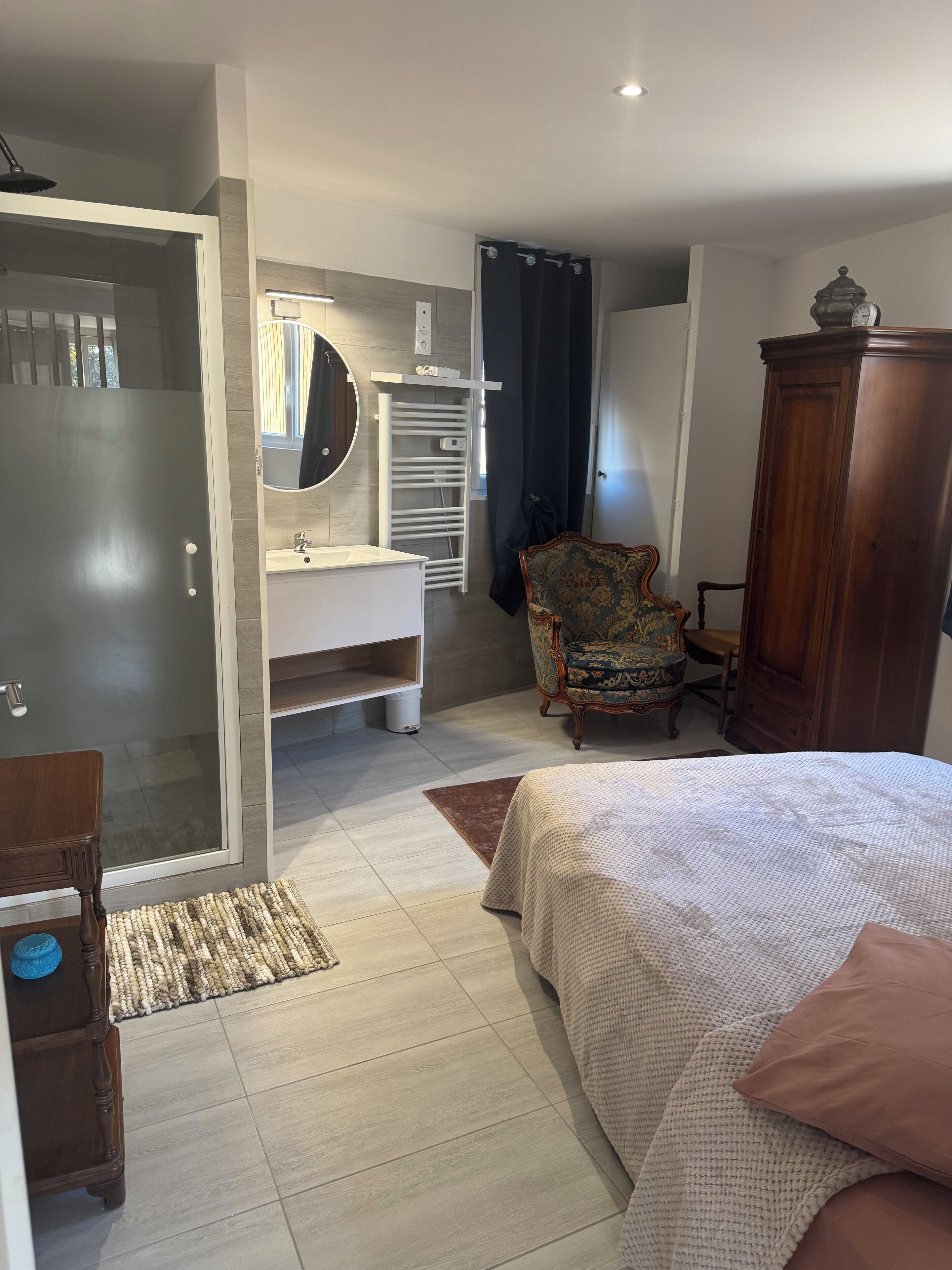 4 bedrooms, free WiFi, bed sheets, wheelchair access