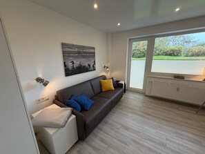 Fernseher, Bücher, Stereoanlage