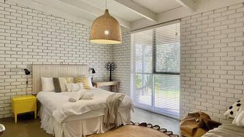 4 bedrooms, iron/ironing board, WiFi, bed sheets