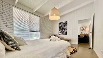 4 bedrooms, iron/ironing board, WiFi, bed sheets
