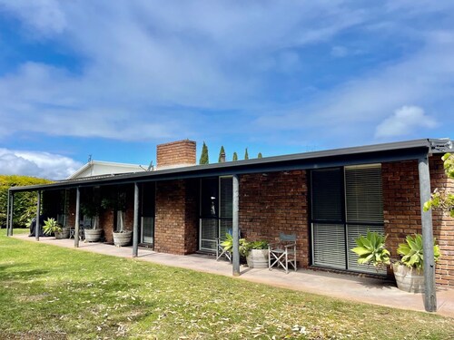Robe's Hidden Gem - WiFi, Pet Friendly Outside