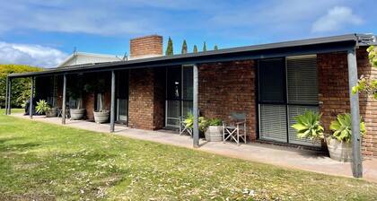 Robe's Hidden Gem - WiFi, Pet Friendly Outside