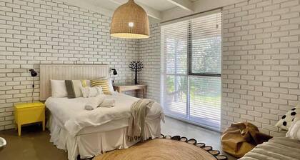 Robe's Hidden Gem - WiFi, Pet Friendly Outside