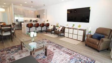 Een televisie en een kantoor