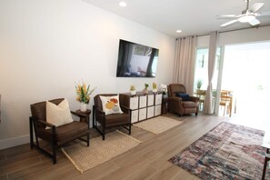 Una televisión, una oficina