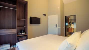 Quarto casal luxo, vista para o jardim | Espaço de trabalho para notebook, Wi-Fi de cortesia