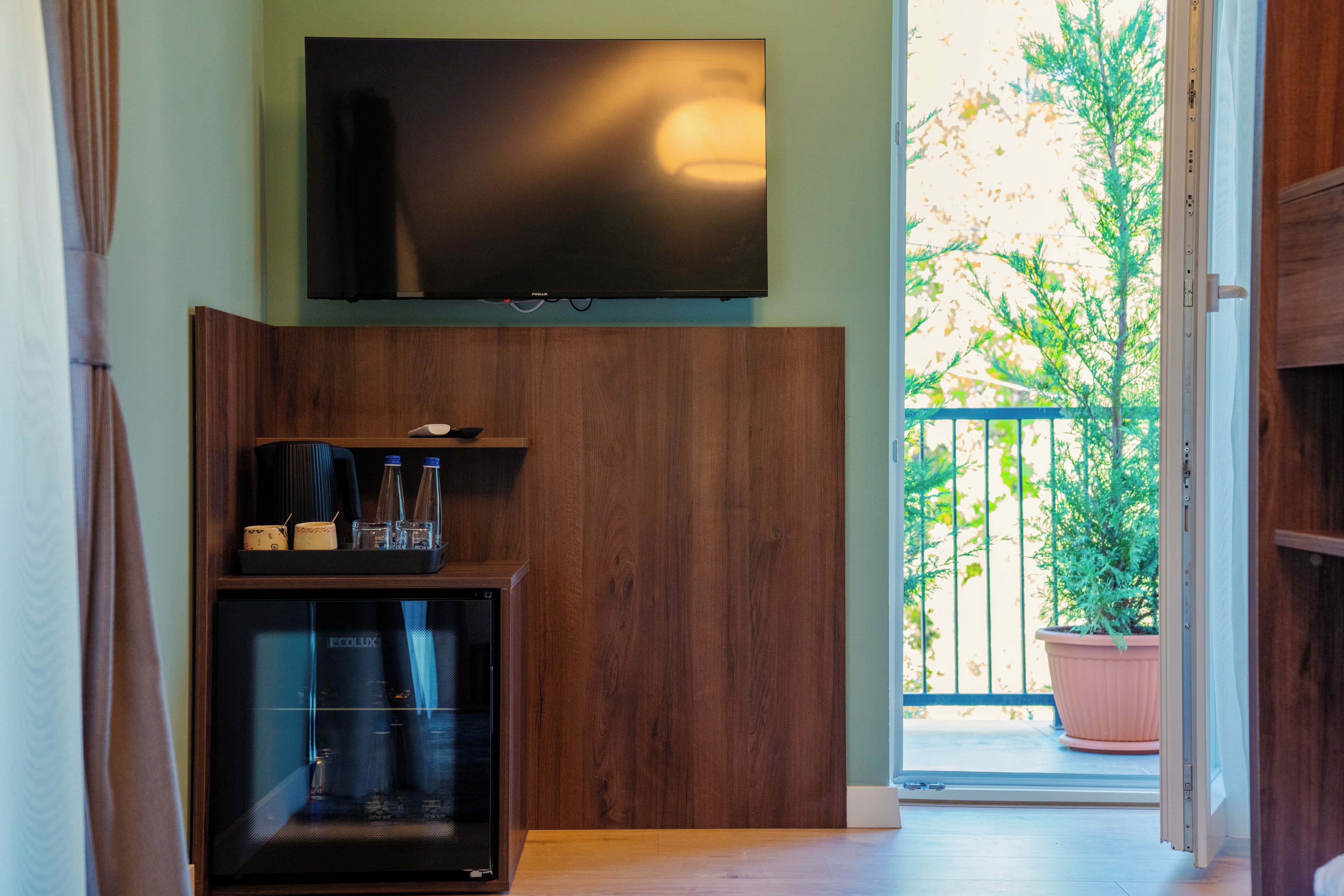 Dobbeltrom – deluxe, hageutsikt | Minikjøleskap