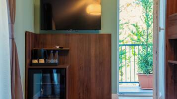 Deluxe Double Room, Garden View | Laptop workspace, free WiFi