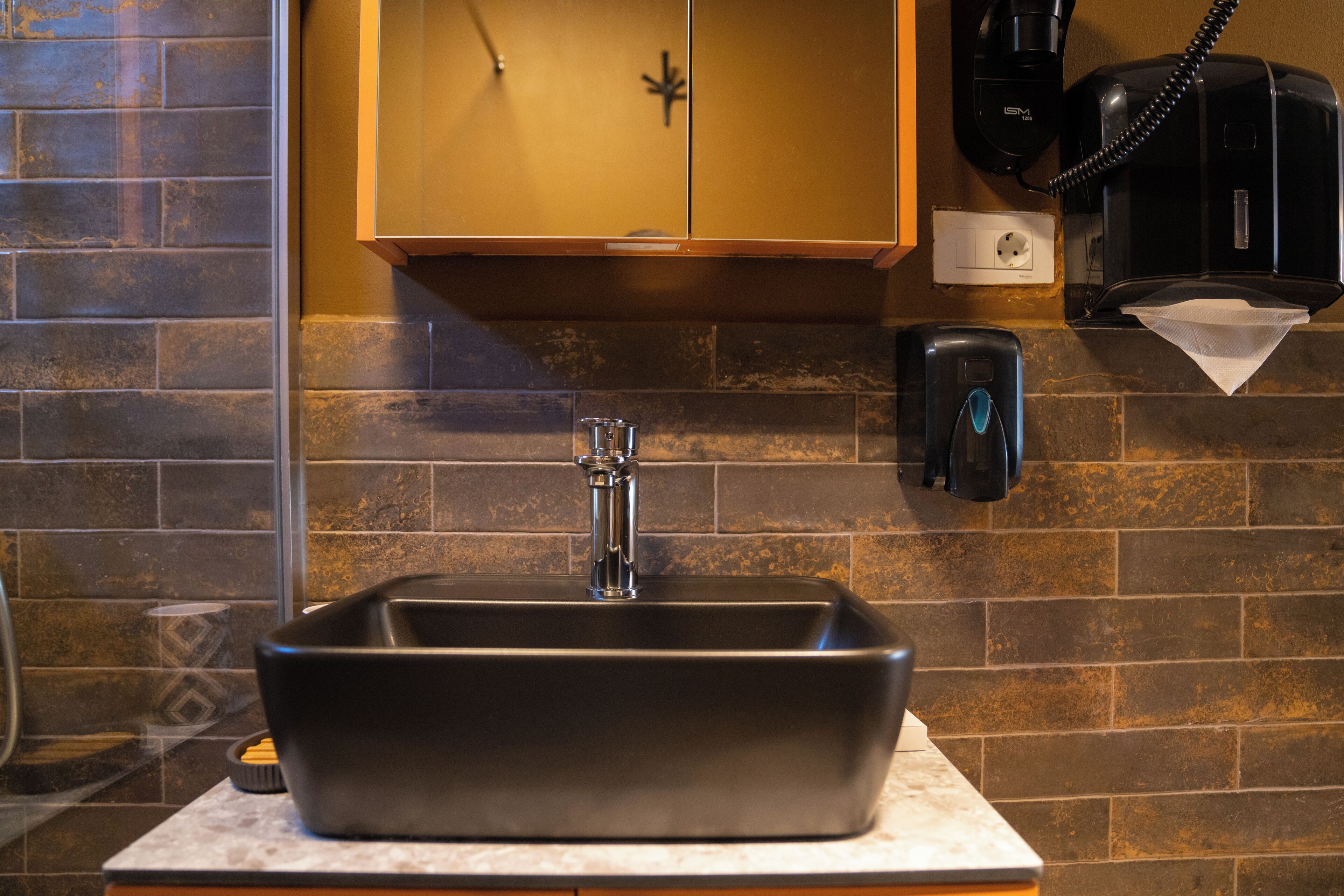 Comfort Double Room, Garden View | Bathroom | Hair dryer, towels, soap, shampoo