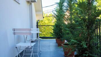 Deluxe Double Room, Garden View | Terrace/patio