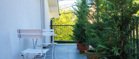 غرفة ديلوكس مزدوجة - منظر للحديقة | شرفة/رواق