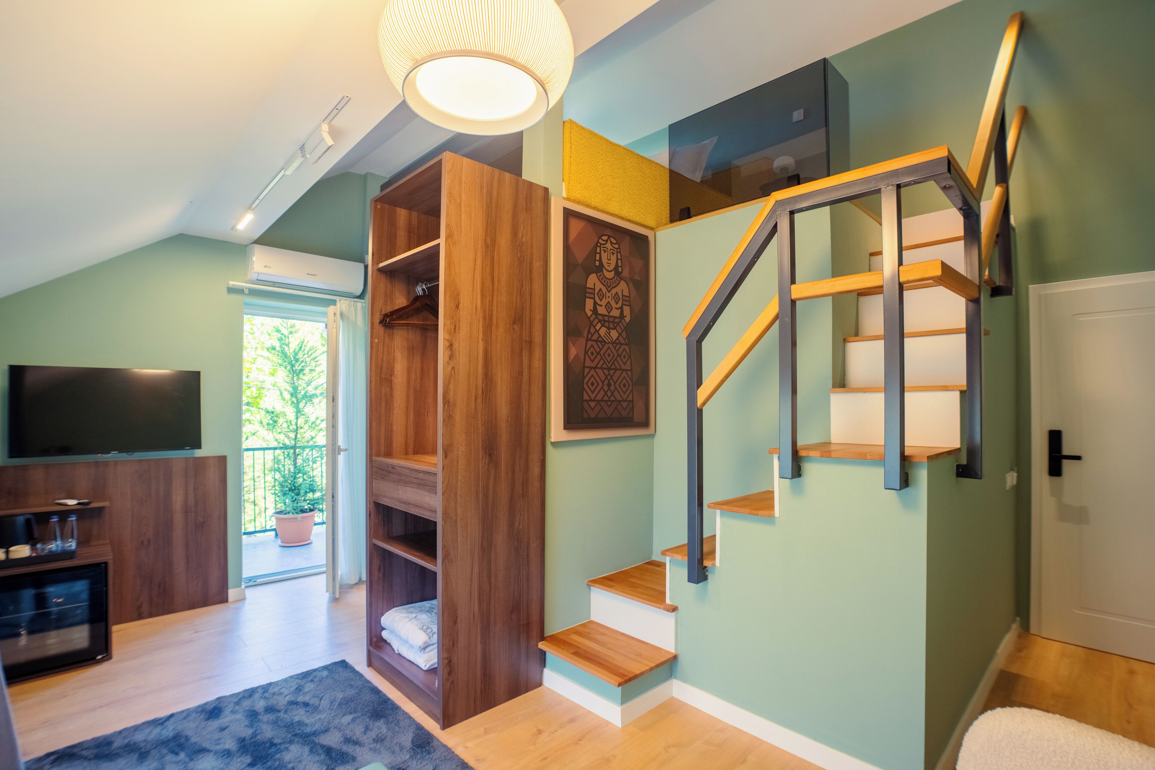 Deluxe Double Room, Garden View | Living area