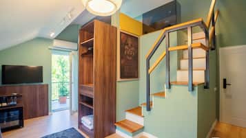 Deluxe Double Room, Garden View | Laptop workspace, free WiFi