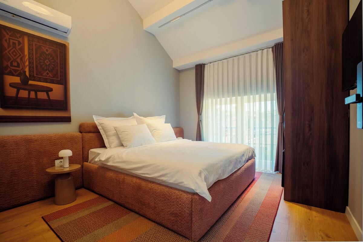Habitación Confort doble, vistas al jardín | Espacio para trabajar con un portátil y sistema de insonorización