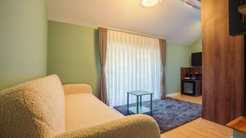 Deluxe Double Room, Garden View | Laptop workspace, free WiFi
