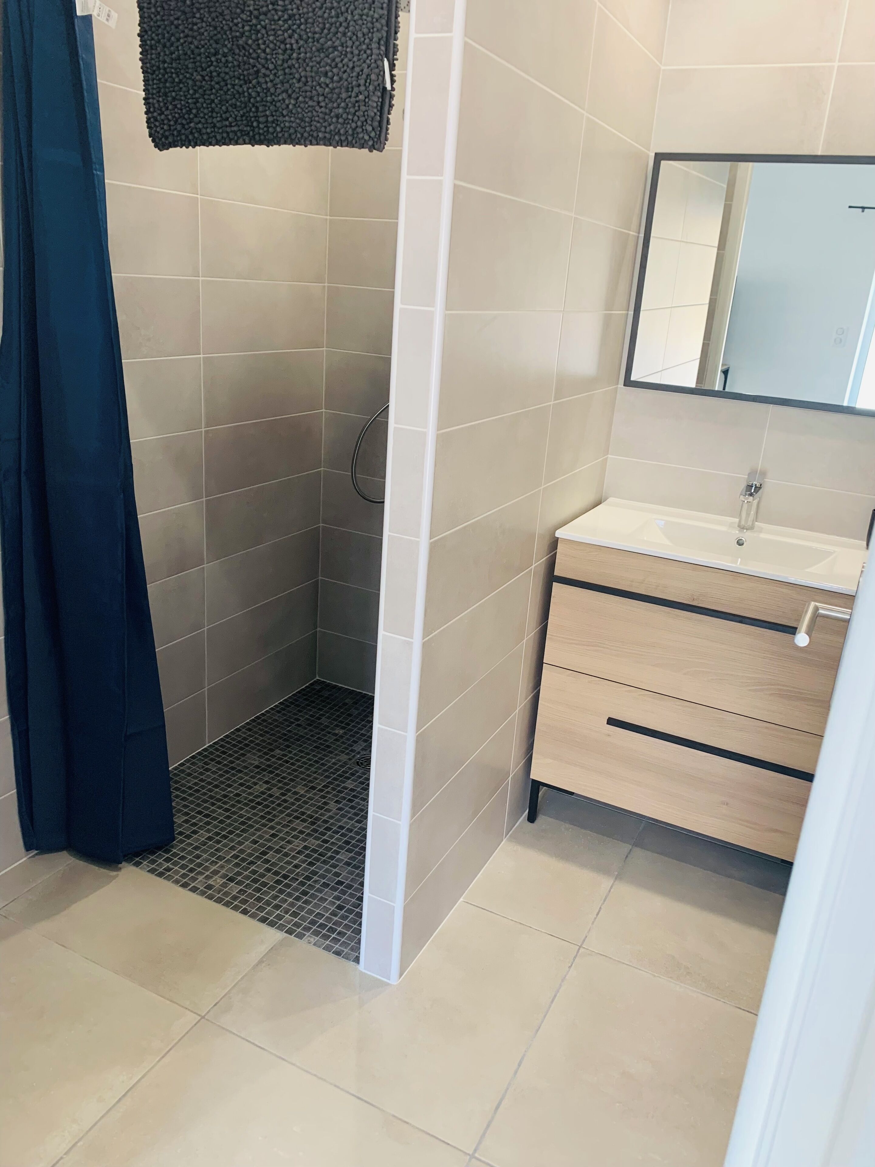 Douche, sèche-cheveux, serviettes fournies, papier toilette