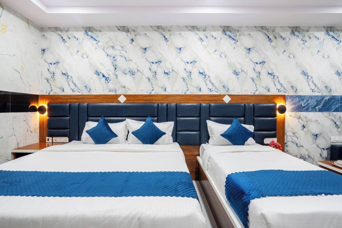 Habitación familiar con 1 cama doble o 2 individuales, vistas a la ciudad | Escritorio, espacio para trabajar con un portátil, wifi gratis