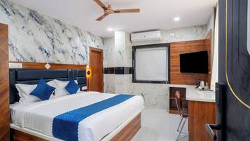 Escritorio, espacio para trabajar con laptop y wifi gratis