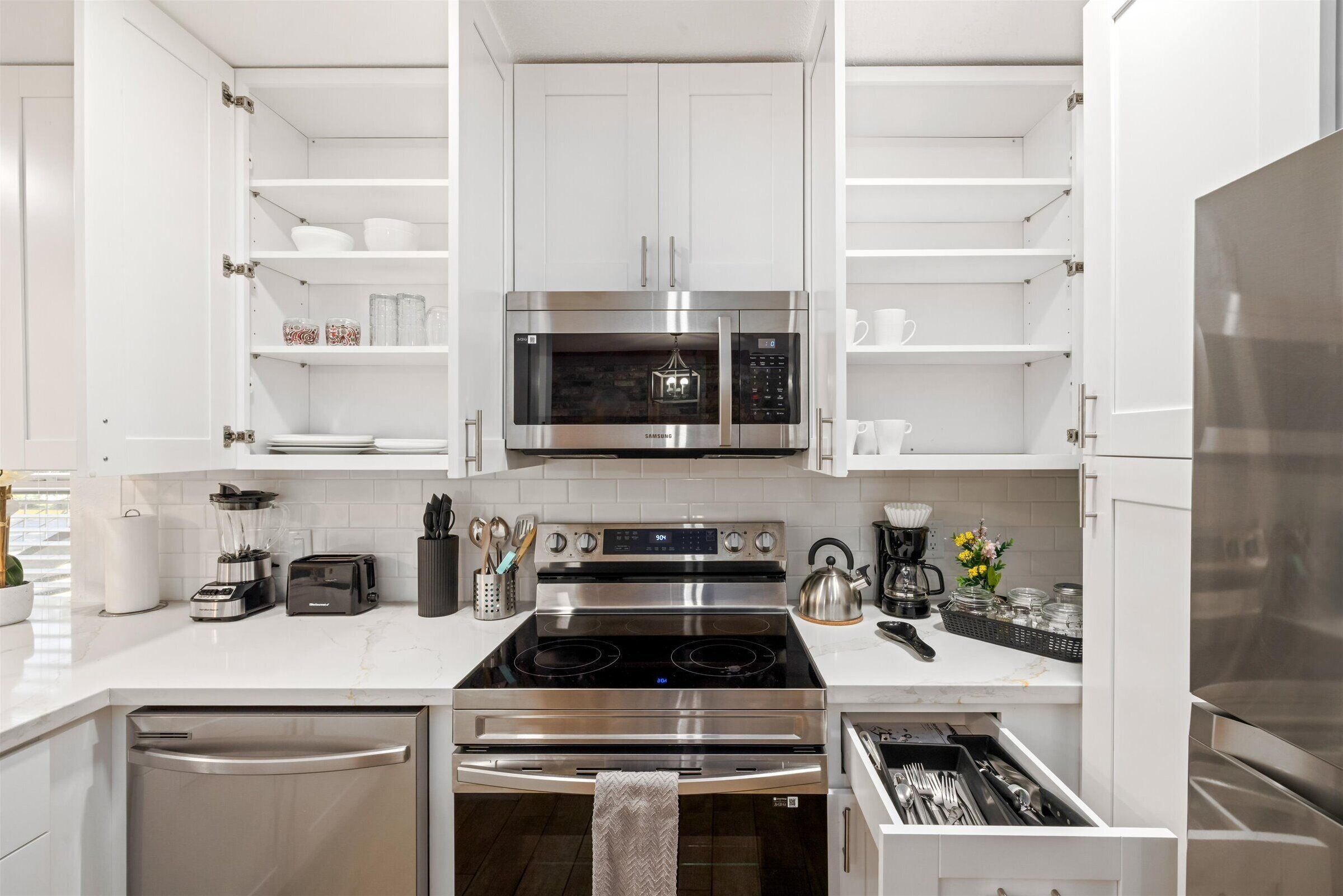 冰箱、微波炉、烤箱、炉灶