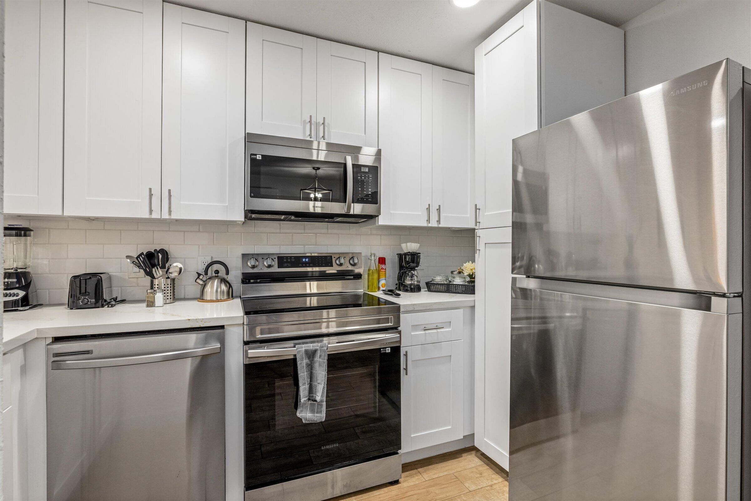 Refrigerador, microondas, horno y parrilla de estufa 