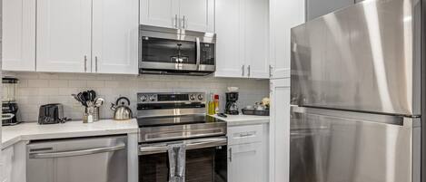 Kylskåp, mikrovågsugn, ugn och spishäll