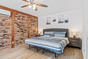 1 soverom, skrivebord, strykejern/-brett og wi-fi (inkludert)