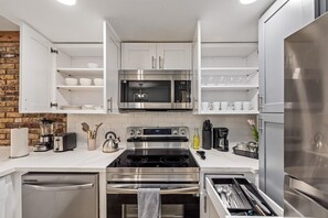 ثلاجة، ميكروويف، فرن، موقد طهي مسطح