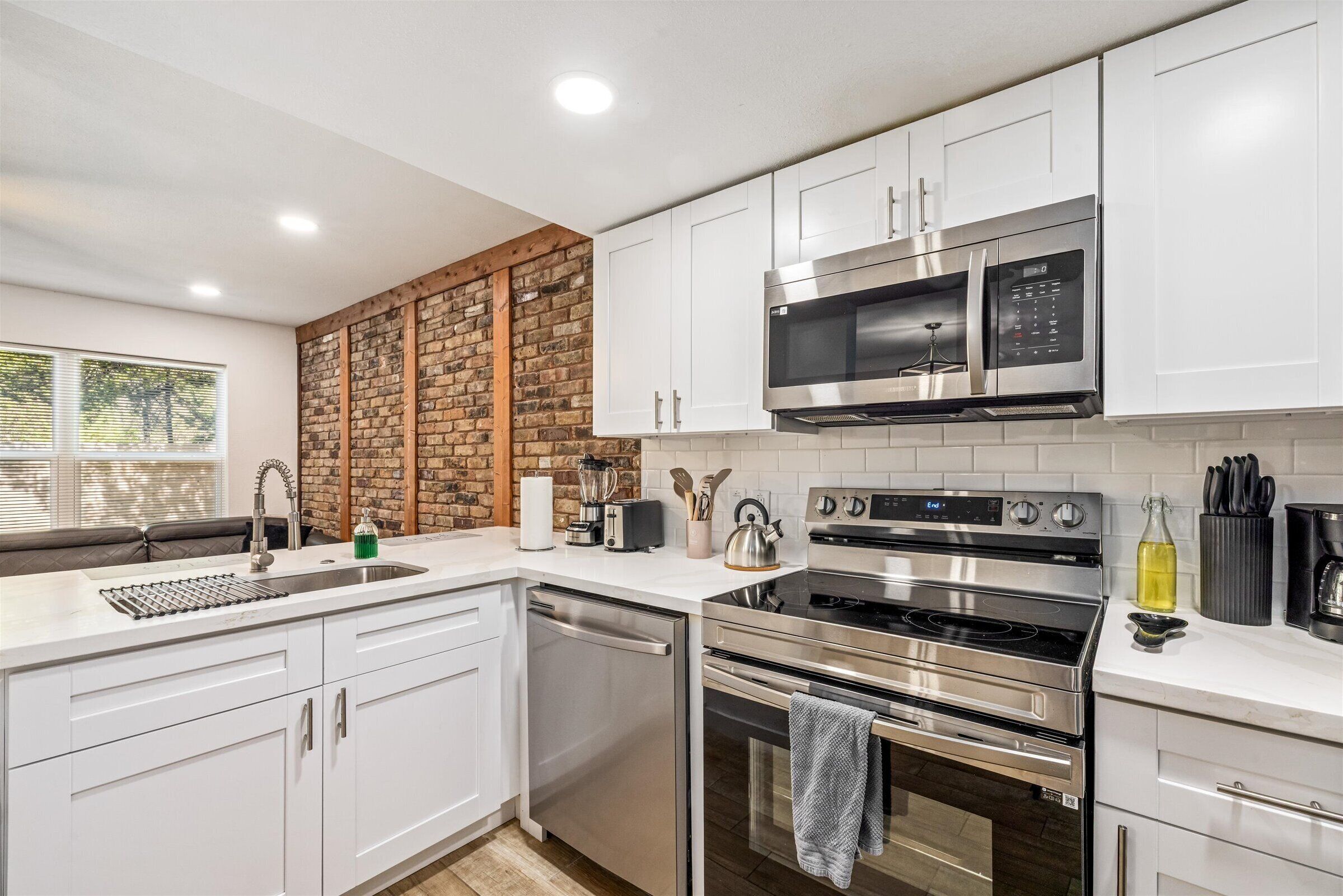 Réfrigérateur, four à micro-ondes, un four, surface de cuisson