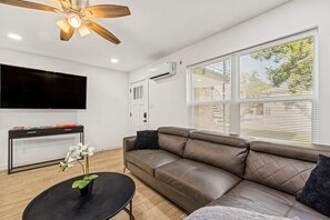 Smart TV, offices - Montrose Apt Nr Museums, Midtown | WiFi Desk Games (Houston)