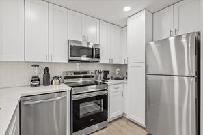 ثلاجة، ميكروويف، فرن، موقد طهي مسطح