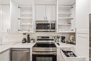 Kjøleskap, mikrobølgeovn, ovn og kokeplater