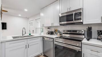 Refrigerador, microondas, horno y parrilla de estufa