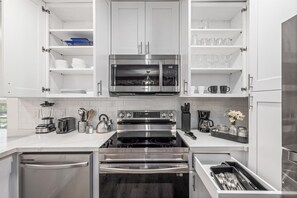 Kjøleskap, mikrobølgeovn, ovn og kokeplater