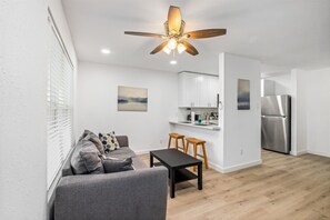 Smart TV, offices - Comfy Montrose Flat Near Midtown | Games Desk WiFi (Houston)