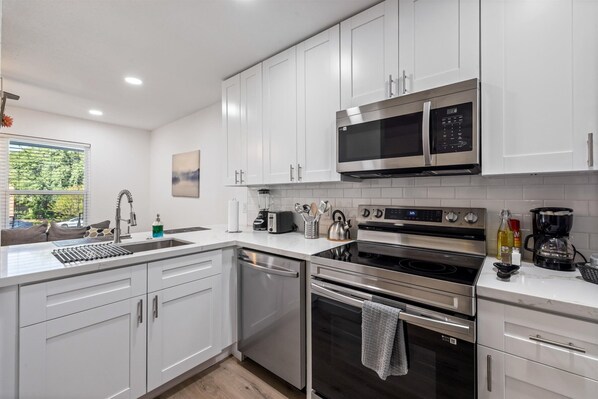 Fridge, microwave, oven, stovetop - Comfy Montrose Flat Near Midtown | Games Desk WiFi (Houston)